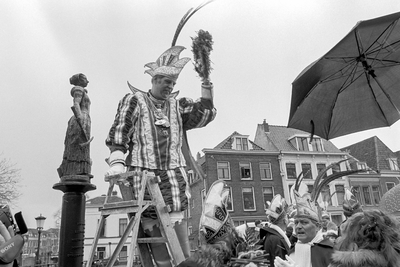 405853 Afbeelding van de start van de viering van het carnaval in Utrecht door de kransomhanging van het beeld van ...